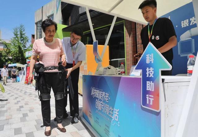 九游体育：让活力老人乐享“多元生活”(图1)