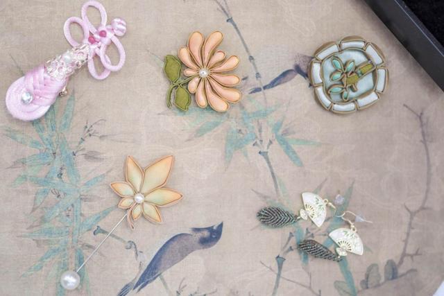 九游app：“四叶草”外面也好玩！进博主场馆“家门口”一场融入进博好物、餐食美酒、文艺展演的集市正在进行中(图7)