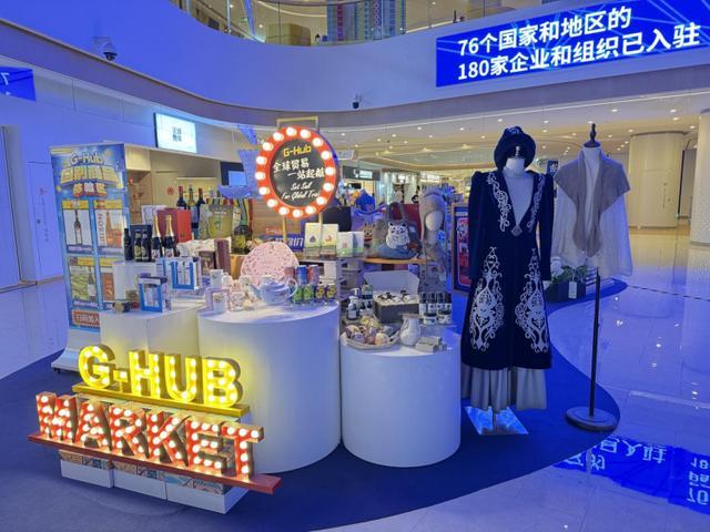 九游app：“四叶草”外面也好玩！进博主场馆“家门口”一场融入进博好物、餐食美酒、文艺展演的集市正在进行中(图9)