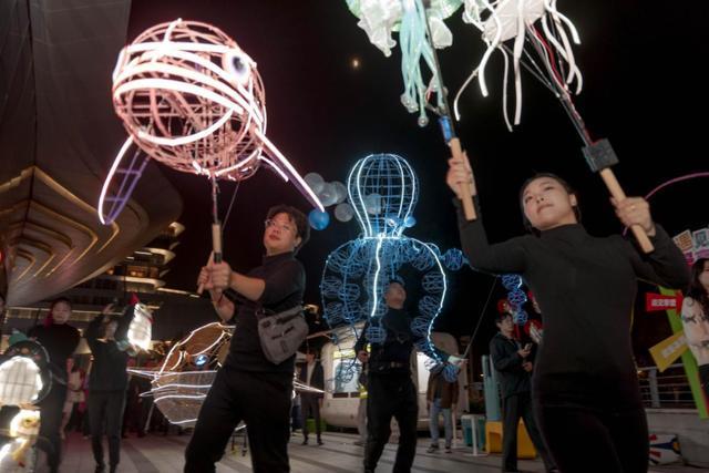 九游app：“四叶草”外面也好玩！进博主场馆“家门口”一场融入进博好物、餐食美酒、文艺展演的集市正在进行中(图8)