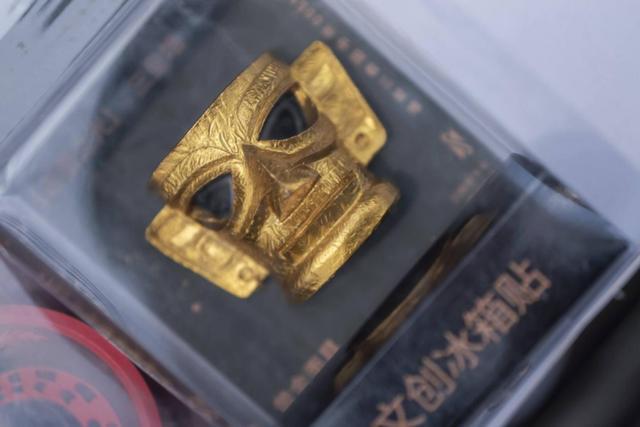 九游app：“四叶草”外面也好玩！进博主场馆“家门口”一场融入进博好物、餐食美酒、文艺展演的集市正在进行中(图5)