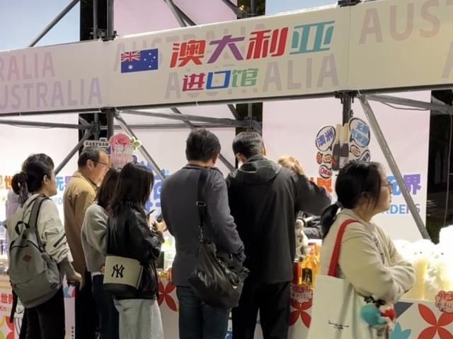 九游app：“四叶草”外面也好玩！进博主场馆“家门口”一场融入进博好物、餐食美酒、文艺展演的集市正在进行中(图4)