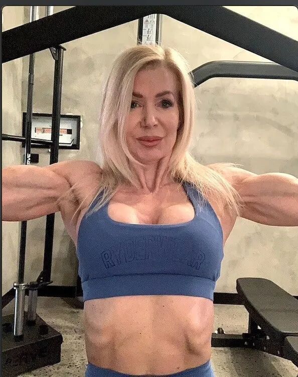 65岁老太拥有刀刻马甲线块腹肌！和孙女同框被误认姐妹健身真抗老(图1)