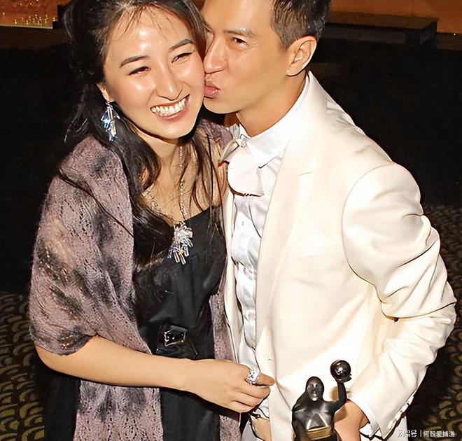 张家辉与关咏荷香港街头美食61岁关咏荷状态引关注(图8)