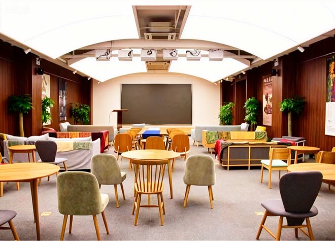 九游app：这个市民“日夜校”教学点餐饮、健身房、空中足球场全都有！(图3)