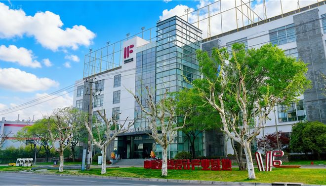 九游app：这个市民“日夜校”教学点餐饮、健身房、空中足球场全都有！(图1)