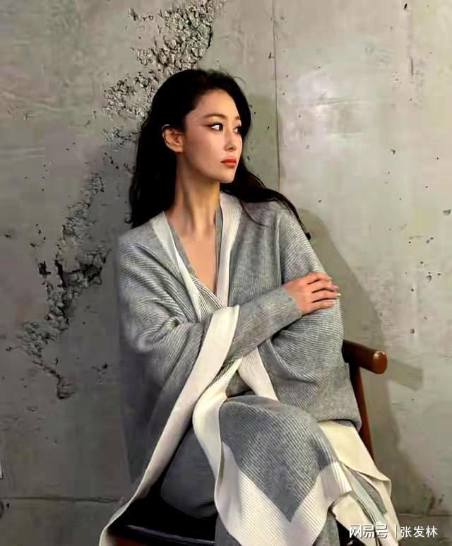 九游体育：张馨予晒健身照细腰翘臀还露真实小肚子何捷这福气捡到宝了(图6)