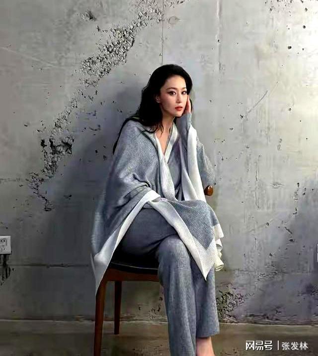 九游体育：张馨予晒健身照细腰翘臀还露真实小肚子何捷这福气捡到宝了(图5)