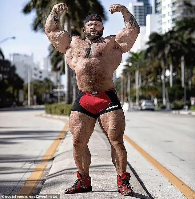 肌肉男挑战每天吃1万大卡再瘦回去！一个月胖26斤可还没等瘦人没了(图7)