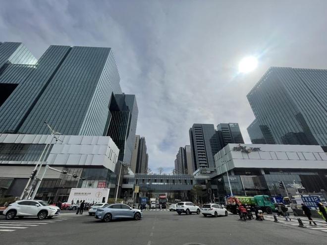 九游官网入口：商报新发现｜深圳商业“西进”迎来锚点：“深圳最大万象汇”怀德万象汇开业撬动西部消费新格局(图1)