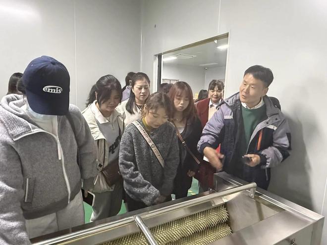 九游app：透明溯源共筑食安！青二幼携手家委深入食材基地守护幼儿“舌尖上的安全”(图2)