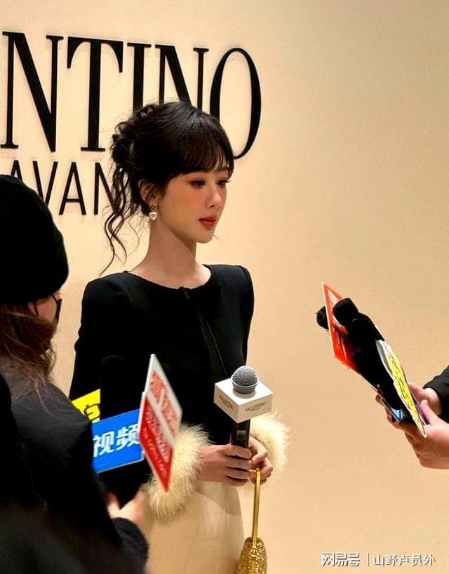 九游app：华伦天奴活动：杨紫暴瘦一大圈直角肩抢镜！韩东君脸肿发福显油腻(图3)