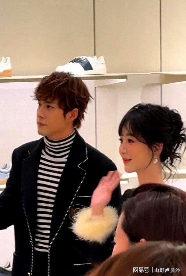 九游app：华伦天奴活动：杨紫暴瘦一大圈直角肩抢镜！韩东君脸肿发福显油腻(图1)