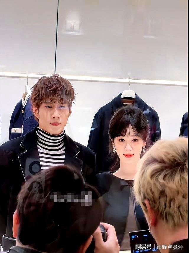 九游app：华伦天奴活动：杨紫暴瘦一大圈直角肩抢镜！韩东君脸肿发福显油腻(图5)