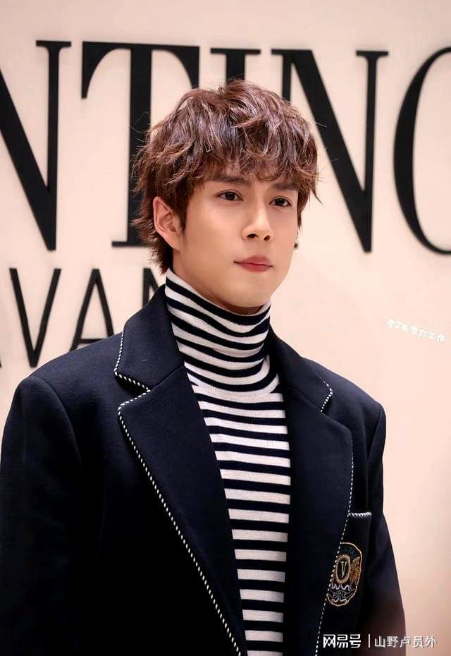 九游app：华伦天奴活动：杨紫暴瘦一大圈直角肩抢镜！韩东君脸肿发福显油腻(图6)