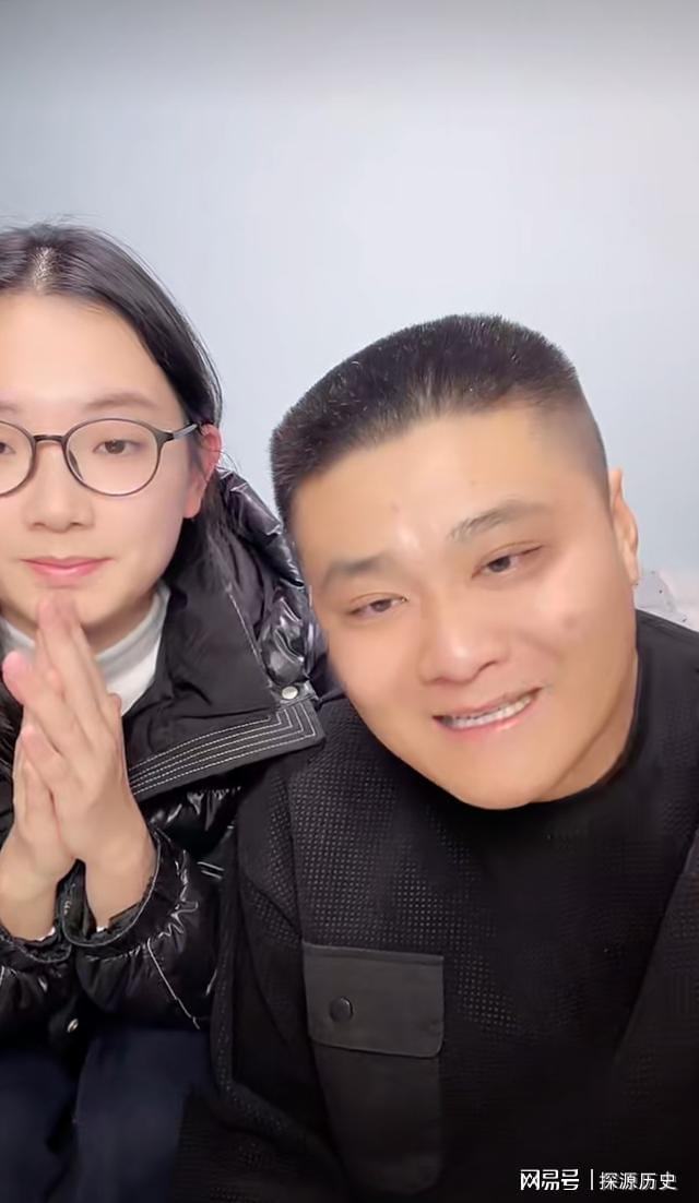 九游体育：南京双胞胎反目养家大姐出镜精致漂亮护弟弟网友说像亲姐姐。(图6)