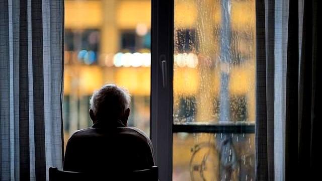 八十岁才明白：人生不过早点睡好好吃饭！常笑、多抱喜欢的人(图2)