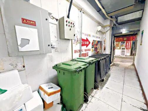 九游体育：一个地下室竟挤着十多家外卖店！看来只有外卖小哥才知道哪些不能点(图2)