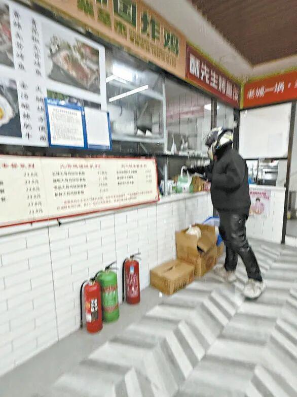九游体育：一个地下室竟挤着十多家外卖店！看来只有外卖小哥才知道哪些不能点(图3)