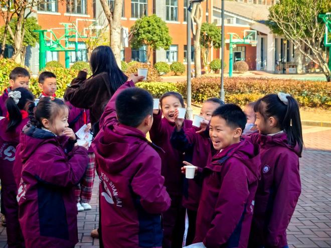 太幸福啦！寒冷冬日松江这所学校的学生能喝到暖暖的养生茶(图2)