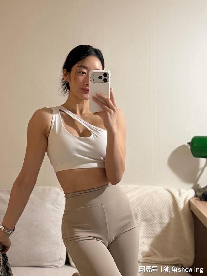 九游体育：这个搭配让你健身也能美出天际快来看看！(图3)