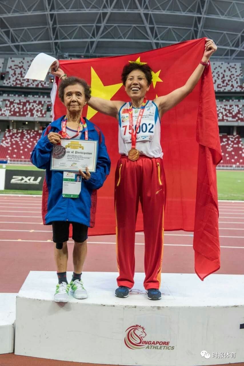 九游官网入口：我身边的健身达人 拿了119枚金牌的济南“冠军奶奶”分享跑步“秘诀”：年轻人要注意脚步 老年人要跑得舒服(图8)