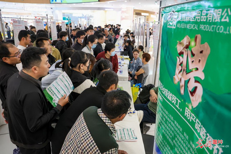 九游官网入口：“经”彩新图景丨顶压前行向新向优：107万亿背后的中国经济韧性与活力(图2)